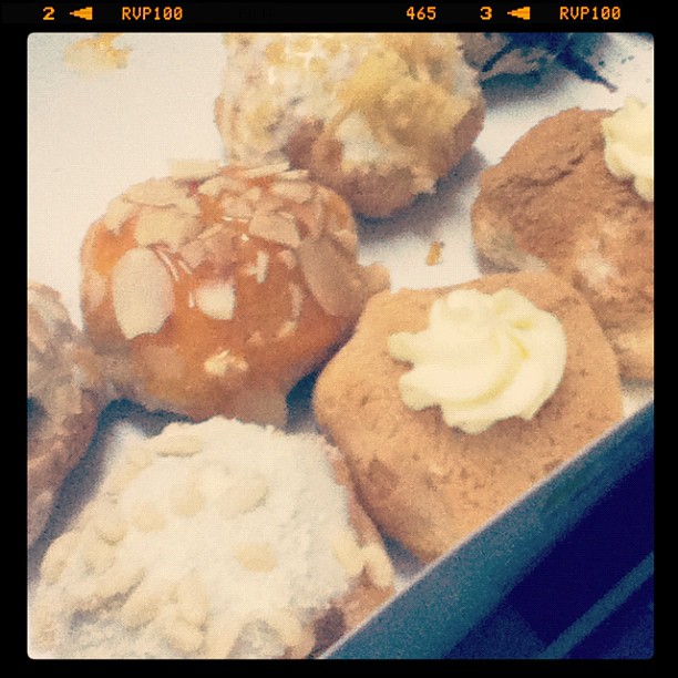 #creampuff#yummy#love#sweet thanks @limaila  for special delivery #chewyjunior ❤❤❤❤❤